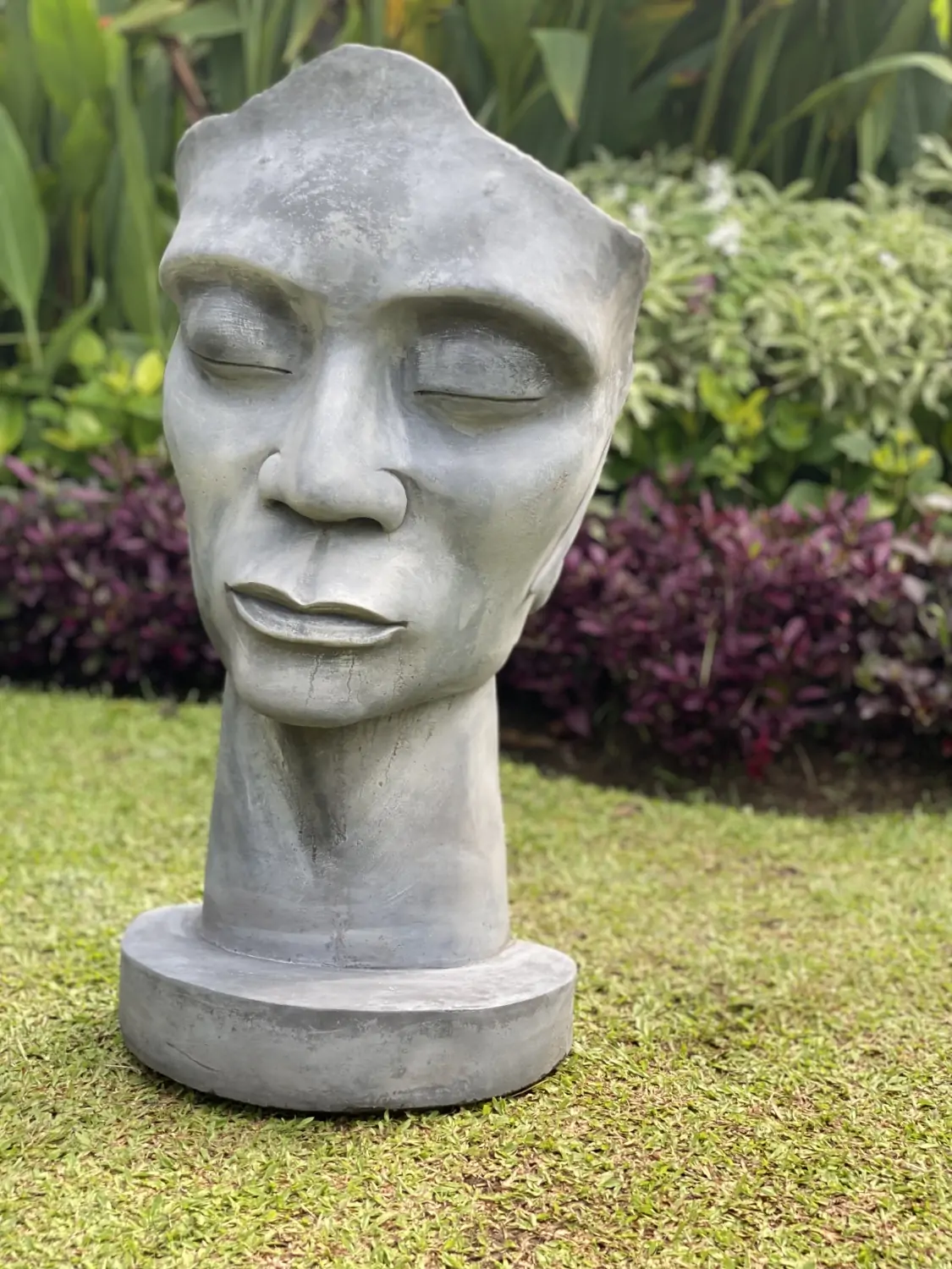 Product image 9 of the product “Dilan - Face looking to the left, 90 cm H | cast stone ”